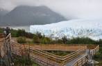 Admirando o glaciar Perito Moreno, no parque Nacional Los Glaciares, região de El Calafate, no sul da Argentina